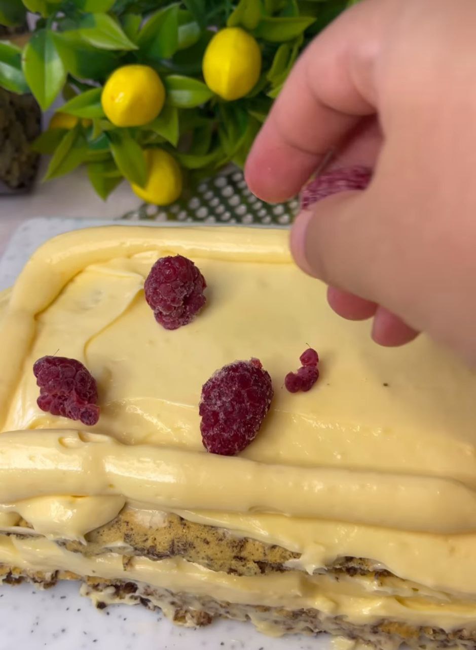 🍰 Пляцок «Невесомость» — десерт, который тает во рту! Белково-шоколадные коржи, заварной крем и ягоды создают вкус настоящего мороженого