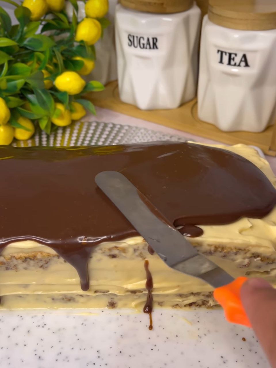 🍰 Пляцок «Невесомость» — десерт, который тает во рту! Белково-шоколадные коржи, заварной крем и ягоды создают вкус настоящего мороженого