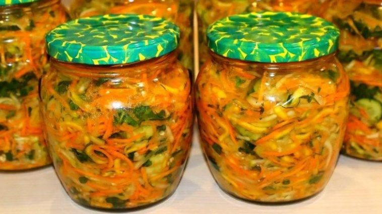 Хрустящий овощной салат на зиму с кабачками, огурцами и корейской морковкой