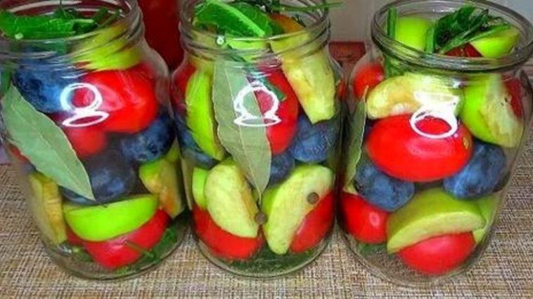 Маринованное ассорти из слив, яблок и помидоров — неожиданно вкусно!