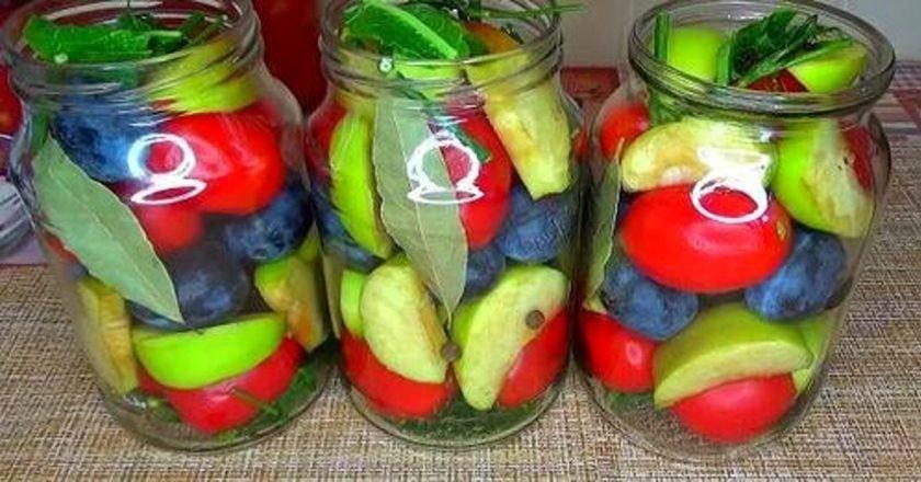 Маринованное ассорти из слив, яблок и помидоров — неожиданно вкусно!