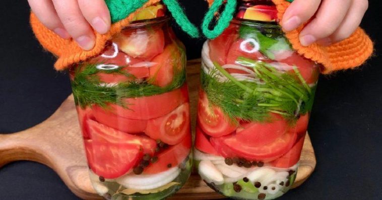 Маринованные помидоры дольками с луком и зеленью — пикантная зимняя закуска