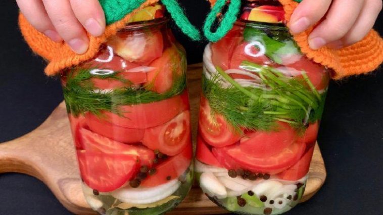 Маринованные помидоры дольками с луком и зеленью — пикантная зимняя закуска