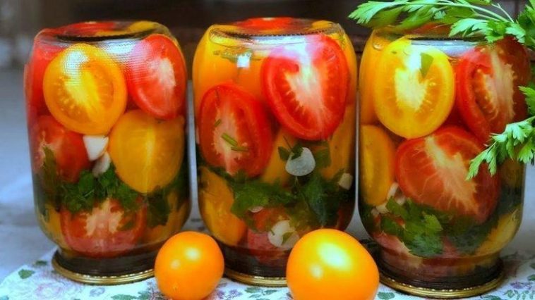 Маринованные помидоры с чесноком и зеленью — яркое зимнее угощение