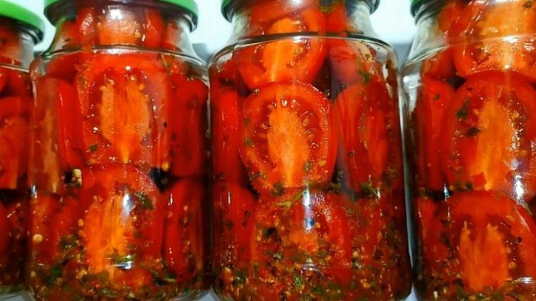 Маринованные помидоры половинками на зиму — ароматная закуска без привычных специй