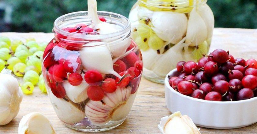 Неповторный вкус: как приготовить ароматную заготовку из крыжовника и чеснока
