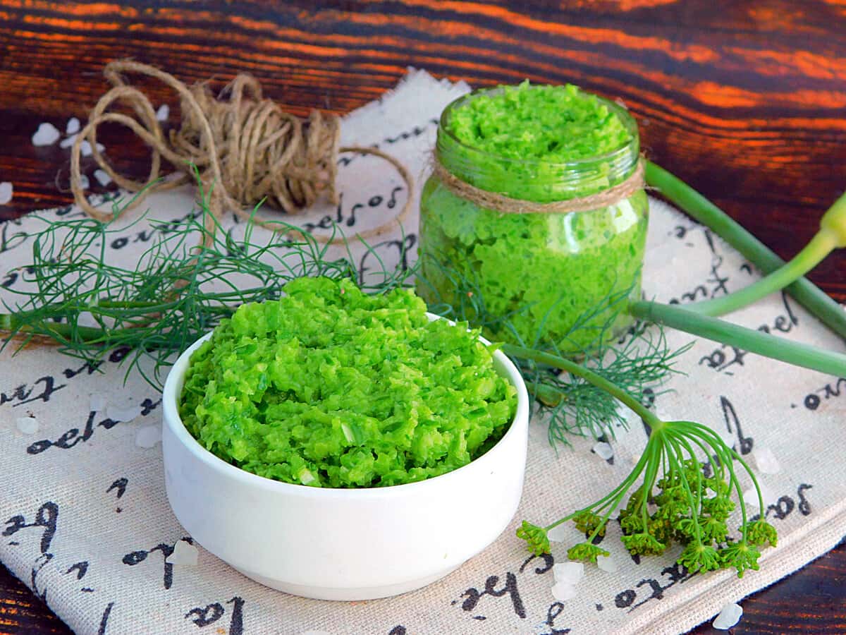 Паста из чесночных стрелок — пикантная летняя приправа всего из трёх ингредиентов