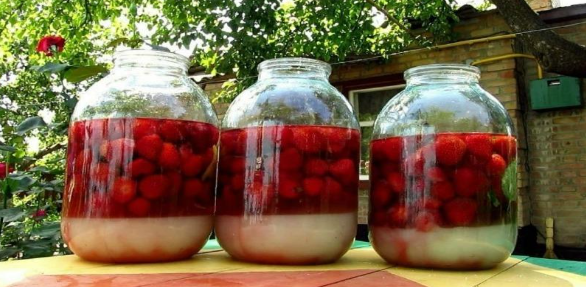Идеальная ягодная наливка: по 4 стакана ягод, сахара, воды и водки — вкус на высоте!