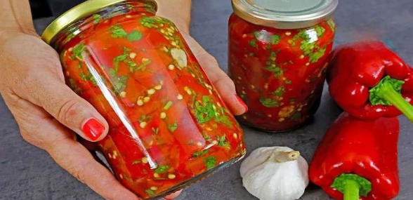 Вкуснейший салат из запечённого перца с чесноком и зеленью – зимой нарасхват!