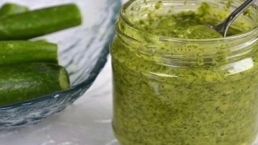 Ароматный соус из огурцов — отличная замена майонезу. Подходит к мясу, овощам, салатам и хлебу! Сохраните рецепт!