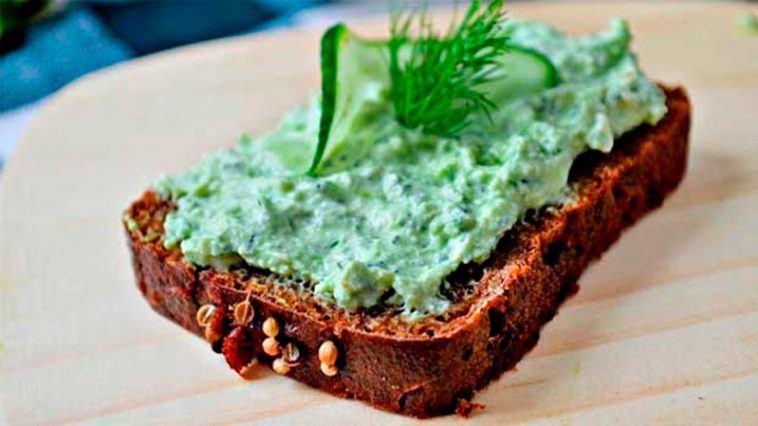 Вкуснейшая чесночная намазка с зеленью и сыром — идеальна закуска!