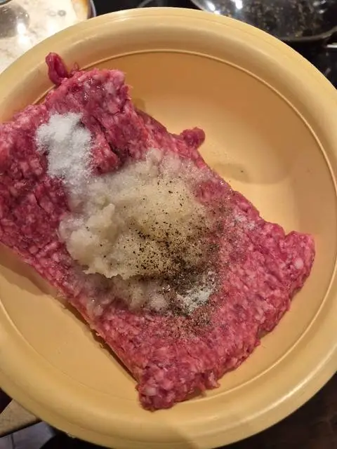 🥟 Бендерики с мясом — нежные блинчики с сочной начинкой, которые покорят каждого!