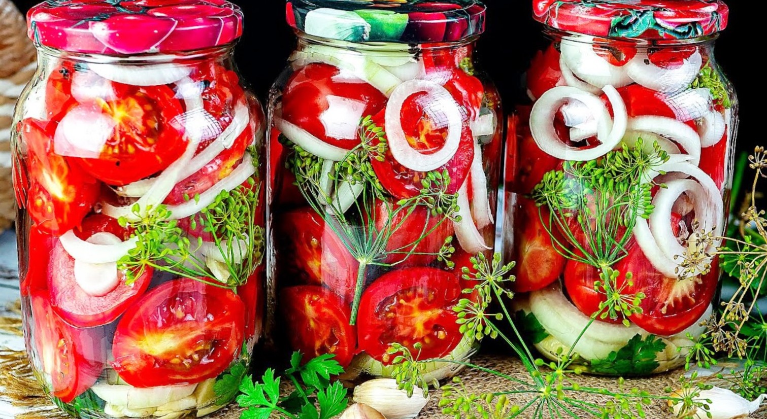 Потрясающие маринованные помидоры с луком и чесноком — рецепт, который просят все!