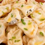 Вареники с солёным творогом и зелёным луком: удачное тесто и ароматная начинка