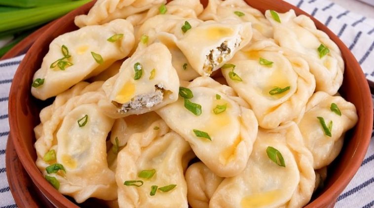Вареники с солёным творогом и зелёным луком: удачное тесто и ароматная начинка