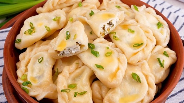 Вареники с солёным творогом и зелёным луком: удачное тесто и ароматная начинка