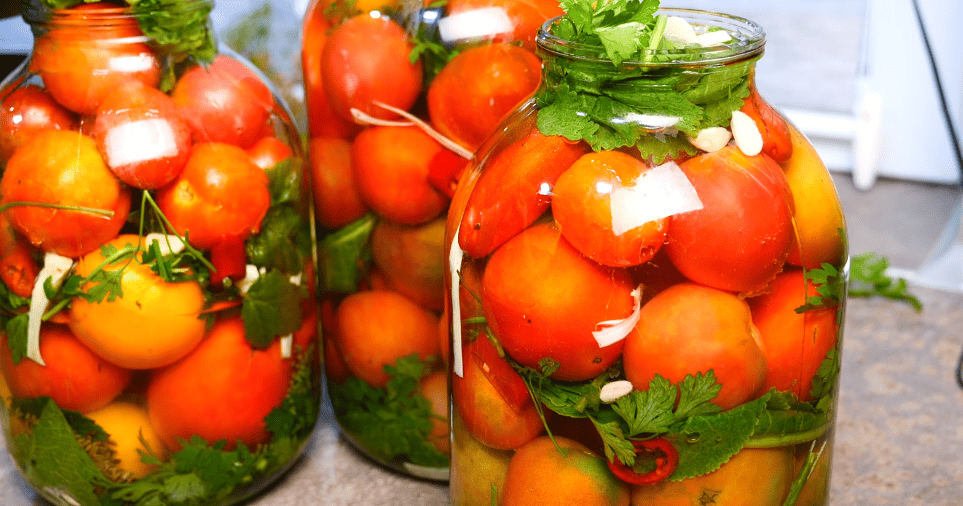 Помидоры как из бочки! Бабушкин рецепт с рассолом, который выпивают первым