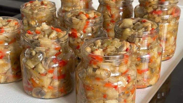 Потрясающая баклажанная икра с шампиньонами — идеальная зимняя заготовка!