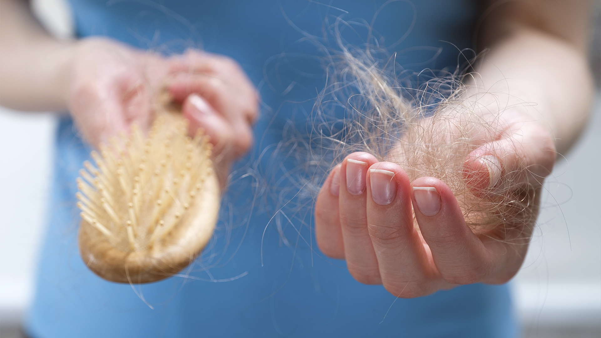 Добавьте это в шампунь — и забудьте о волосах на расческе!
