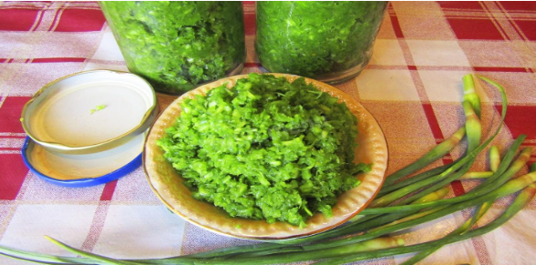 Лучший рецепт чесночной пасты из стрелок – проверенная заготовка на лето