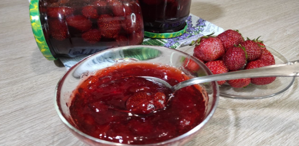 Настало время варить вкуснейшее клубничное варенье с целыми ягодами. Делюсь проверенным рецептом!