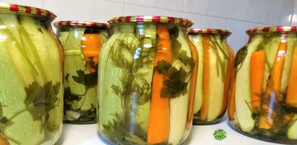 Хрустящие и ароматные маринованные кабачки — любимая закуска в нашей семье!