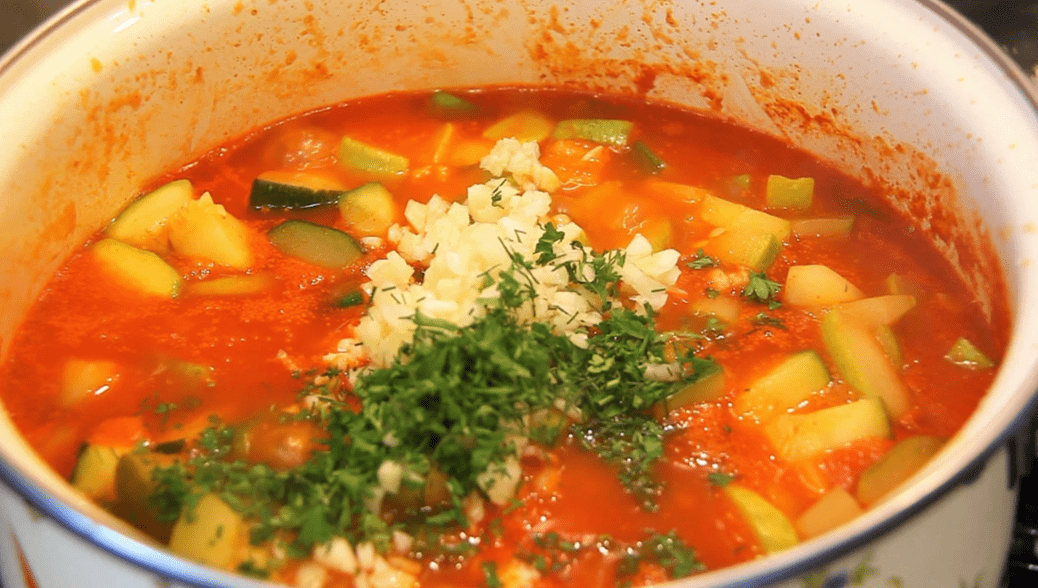 Этот вариант кабачков покоряет своей простотой и замечательным вкусом. Заготовка не требует стерилизации, прекрасно хранится даже в городской квартире. Для рецепта подойдут кабачки любого размера - у крупных стоит убрать кожуру и семена. Зелень выбирайте по собственному вкусу.
Ингредиенты:
кабачки - 2,5 кг
сахар - 100 г
соль - 30 г
томатный соус - 250 г
уксус 9% - 2 ст. ложки
растительное масло - 150 мл
чеснок - 2 головки
свежая зелень
Приготовление:
1️⃣ Кабачки нарежьте кубиками или кусочками.
2️⃣ Добавьте соль, сахар, масло, хорошо перемешайте. Оставьте на 20 минут, чтобы кабачки пустили сок.
3️⃣ Чеснок измельчите ножом или через пресс. Нарежьте зелень.
4️⃣ Влейте томатный соус, тщательно перемешайте. Доведите до кипения на сильном огне, а затем тушите 15 минут на среднем огне.
5️⃣ Добавьте чеснок и зелень, готовьте еще 10 минут.
6️⃣ В конце влейте уксус, перемешайте.
7️⃣ Разложите по стерильным банкам, закрутите крышками. Банки переверните, утеплите и оставьте до полного остывания.
Получается очень вкусная, сочная и ароматная закуска, которая всегда идет на ура зимой!