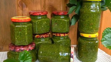 Настоящая ароматная и полезная зелёная аджика по-абхазски — очень простой рецепт без варки и стерилизации.