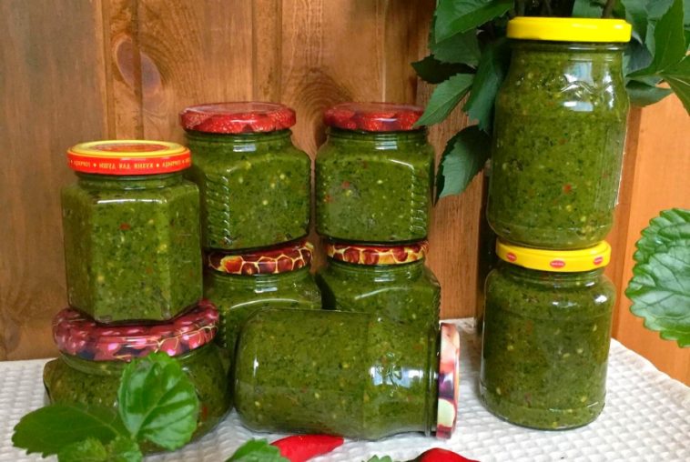 Настоящая ароматная и полезная зелёная аджика по-абхазски — очень простой рецепт без варки и стерилизации.