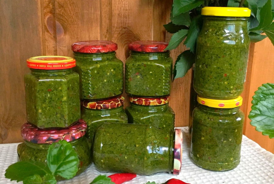 Настоящая ароматная и полезная зелёная аджика по-абхазски — очень простой рецепт без варки и стерилизации.