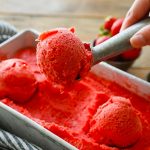 Только спелая клубника и немного воды — и вкусное мороженое готово! 15 Только спелая клубника и немного воды — и вкусное мороженое готово!