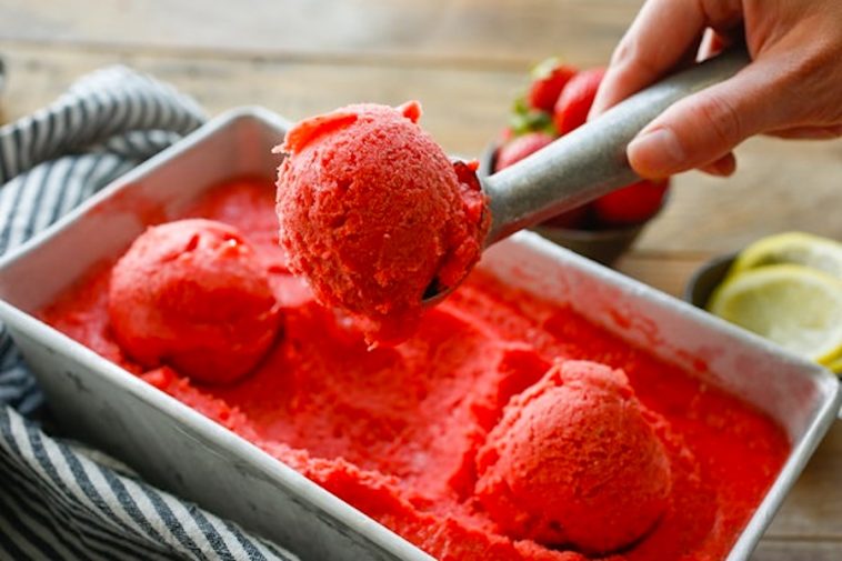 Только спелая клубника и немного воды — и вкусное мороженое готово!