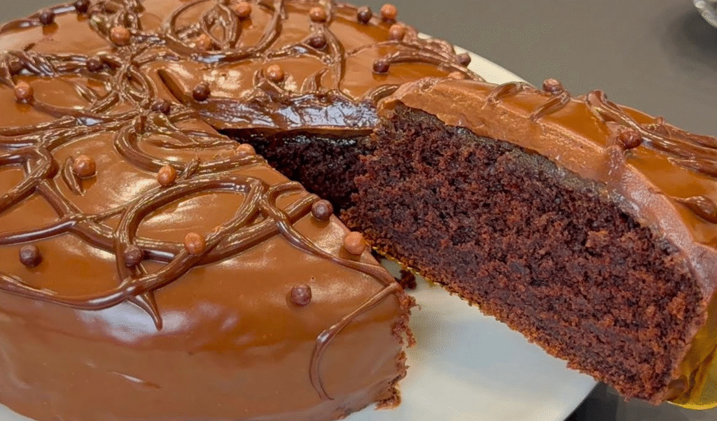 Мамин фирменный рецепт уже 40 лет! Без яиц и масла – идеальный “шоколадный” торт к кофе