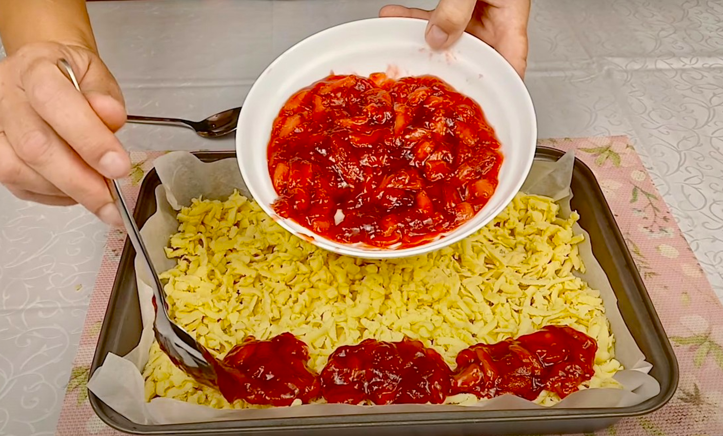 «Да кто вообще ест этот тёртый пирог?» – усмехнулся муж и... не оставил нам ни крошки.