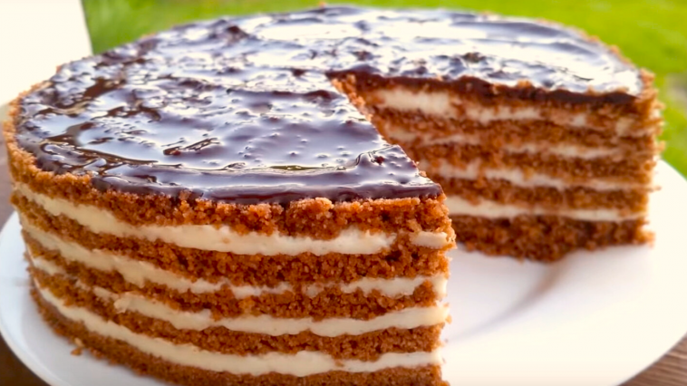 Не могла поверить, что этот медовик готовится без духовки! Настоящее чудо — ешь и не можешь остановиться!