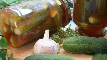 Маринованные огурцы с кетчупом чили на зиму — пикантная закуска, которую обожают все!