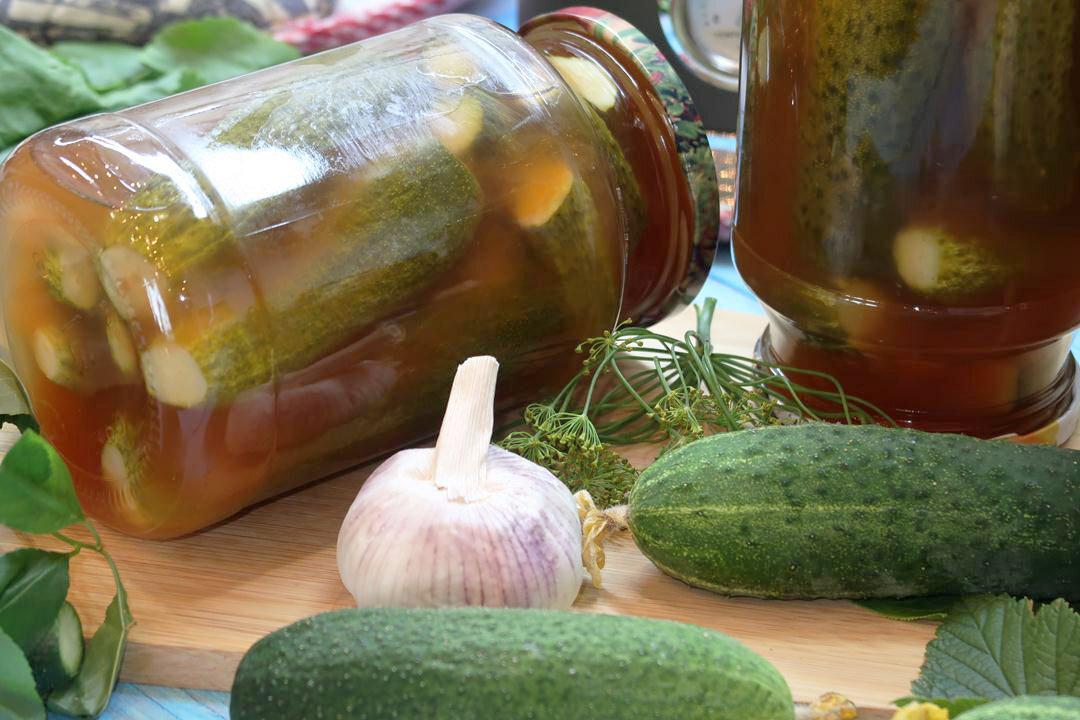 Маринованные огурцы с кетчупом чили на зиму — пикантная закуска, которую обожают все!