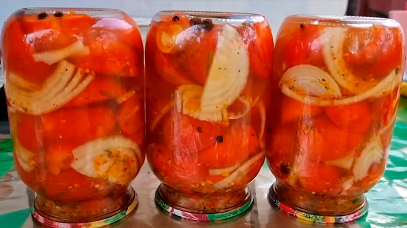 Пикантные помидоры половинками на зиму: весь секрет в маринаде