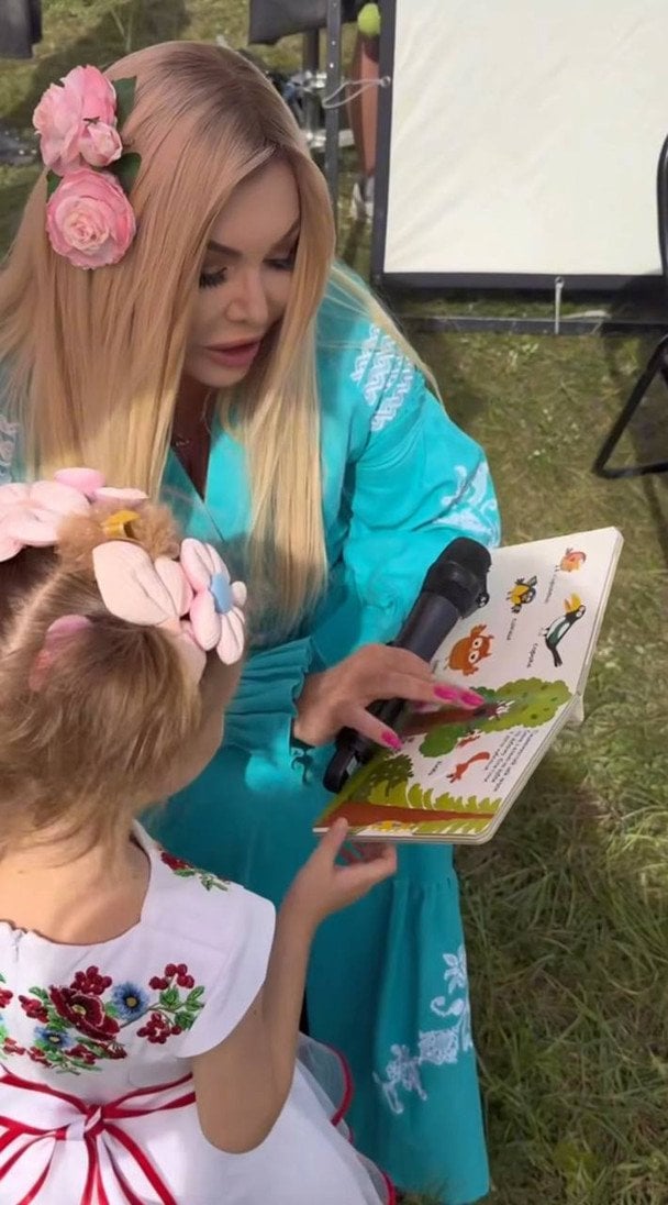 Ирина Билык растрогала сеть: встретилась с 5-летней дочкой Могилевской и подарила ей сюрприз