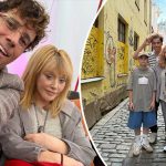 Алла Пугачева и Максим Галкин с детьми прогулялись по Риге на фоне украинского флага 15 Алла Пугачева