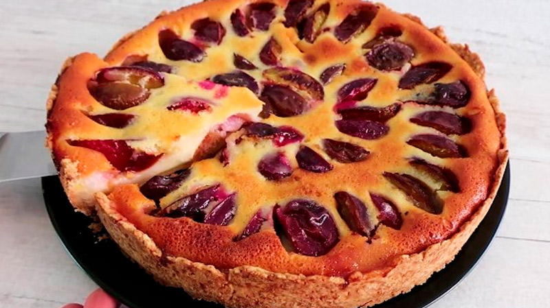 Пирог “Сливовый восторг” со сметанной заливкой