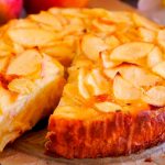 Шарлотка за 10 минут подготовки: нежный яблочный пирог с апельсиновым акцентом