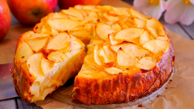 Шарлотка за 10 минут подготовки: нежный яблочный пирог с апельсиновым акцентом