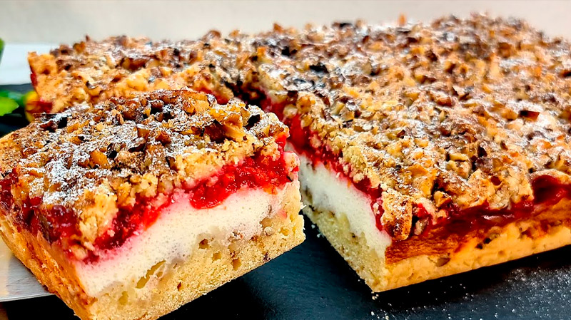 Тёртый сливовый пирог с белковой шапочкой — такой, от которого глаз не отвести