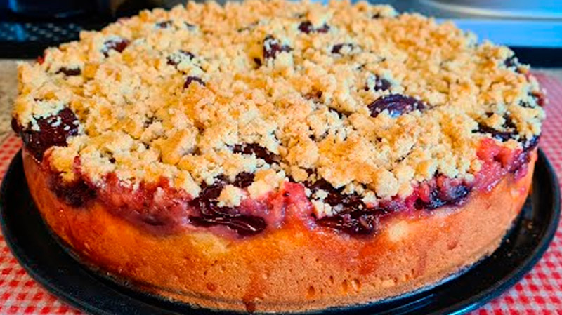 Сливовая бомба: немецкий пирог со штрейзелем, который невозможно забыть