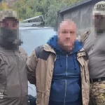 “Сливал ПВО и аэродромы врагу”: СБУ поймала российского агента прямо во время разведки 15 “Сливал ПВО и аэродромы врагу”: СБУ поймала российского агента прямо во время разведки