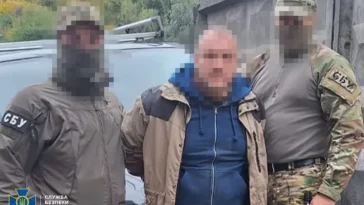 “Сливал ПВО и аэродромы врагу”: СБУ поймала российского агента прямо во время разведки