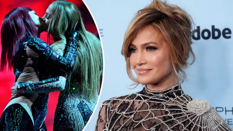 Дженнифер Лопес ошеломила публику страстным поцелуем с женщиной прямо на сцене