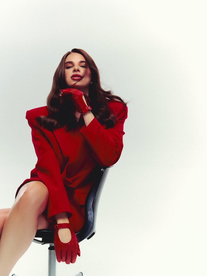 Екатерина Усик в красном жакете: жена боксера очаровала длинными ногами и уверенным взглядом 6 1762372709688 e1762373304786