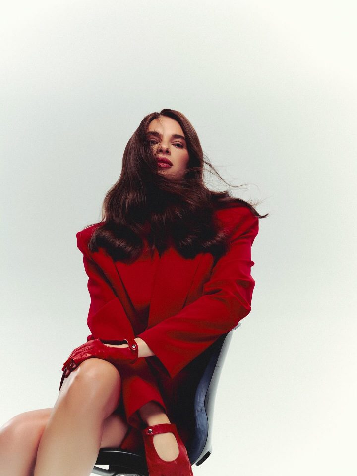 Екатерина Усик в красном жакете: жена боксера очаровала длинными ногами и уверенным взглядом 5 1762372712950 e1762373288791